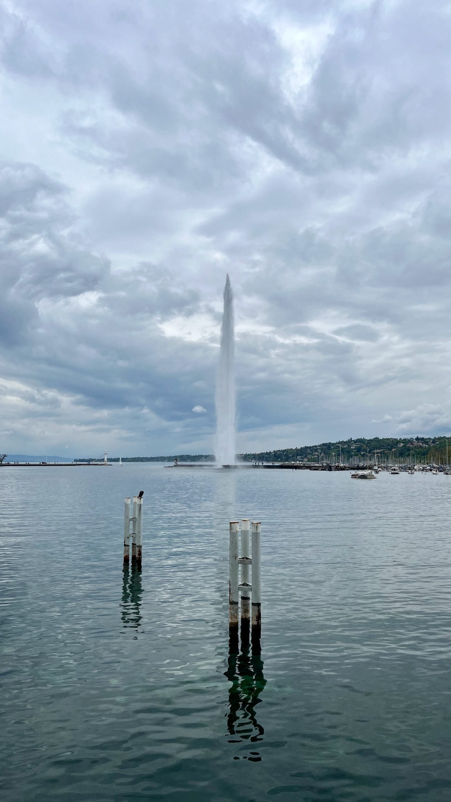 a geyser looking jet shooting up in lake Geneva with blue water all around